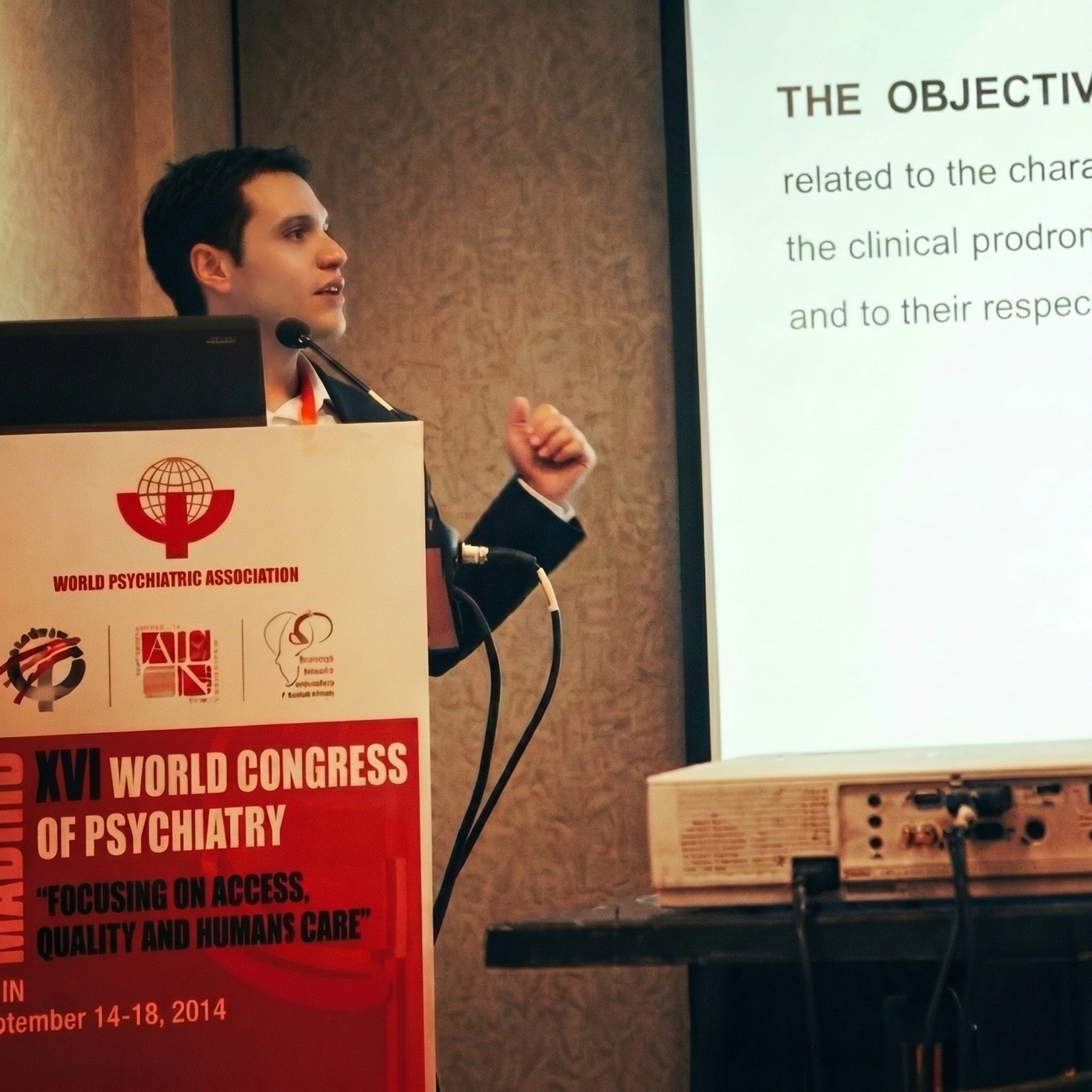 Dr. Adiel Ríos apresentando no XVI Congresso Mundial de Psiquiatria, Madrid, Associação Psiquiátrica Mundial, 2014